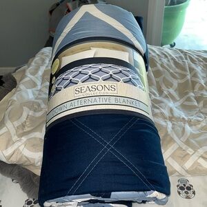 Seasons Collection Down Alternative Blanket Queen